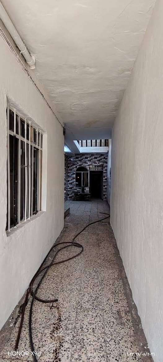 بيت للبيع مساحه ١٠٠م سندطابوالزهور 
إتجاه قبله 
((( شرقي غربي )))
غرفتين نوم وهول ومطبخ واستقبال 
الموصل/ حي الكرامه 
قبل فرع مرطبات الشجره 
قريب عالسوق 
السعر 70 مليون 
***********
 ***********
