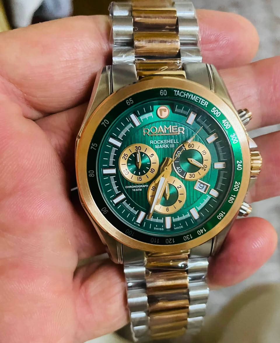 ساعة(Roamer Rockshell Mark) السويسريه الرقم المرجعي(220837   49.  75. 20) 
قطر الساعه 44 ملم
حركة الساعه كوارتز( بطاريه)
( مواصفات الساعة)
الهيكل والسوار من الفولاذ المقاوم للصدأ( ستانلس ستيل)
مطعم بطلاء ذهبي ثابت
لون المينا تتميز بلون الأخضر داكن 
عقارب ذهبية وأطار خارجي بلون الأخضر 
تحتوي على مقياس التاكيوميتر 
الساعه ستوبوتش كونوغراف
( التوقيت المؤقت)
نافذه لعرض التاريخ عند الرقم 4
مقاومة الماء حتى عمق 100 متر
الساعه جديده لم تستخدم مع كافة  ملحقاتها 
النظافه( لوك)
السعر200$  
للمهتم خاص ***********
المكان كركوك يوجد توصيل
