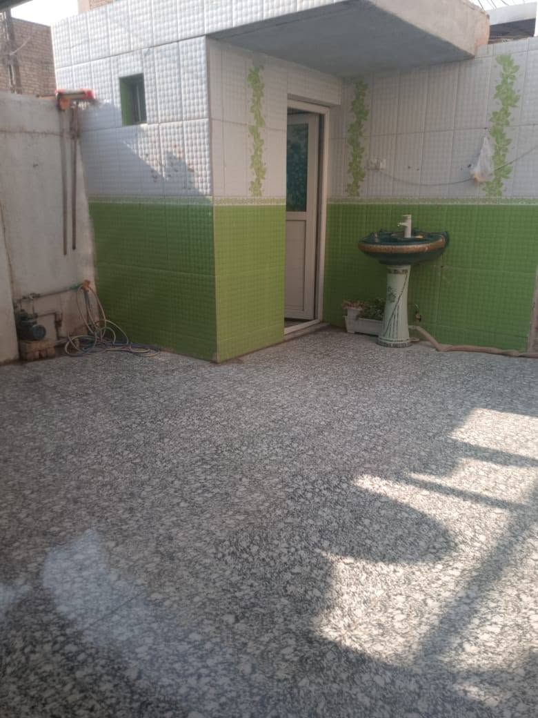 بيت مساحه 125 متر طابقين 
حي الحسين قرب ناضم الكحلاء
الطابق الأول يحتوي على مطبخ و صاله واستقبال وصحيات وغرفه
والطابق الثاني يحتوي على غرفه وصاله وسطحين
السعر 120 مليون وبي مجال
*********** عمارة, ميسان
