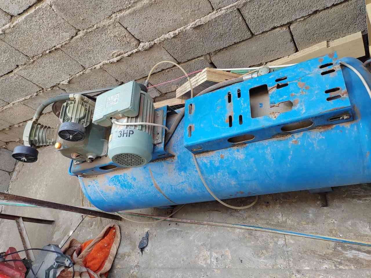 كمبريسر هواء ٣٥٠ لتر نضيف جدأ ماطور جديد الضاغدطه جديده على دهن الشركه كامل مابي اي نقص مكان بغداد بلحريه السعر ٥٥٠ الف للتواصل ***********
