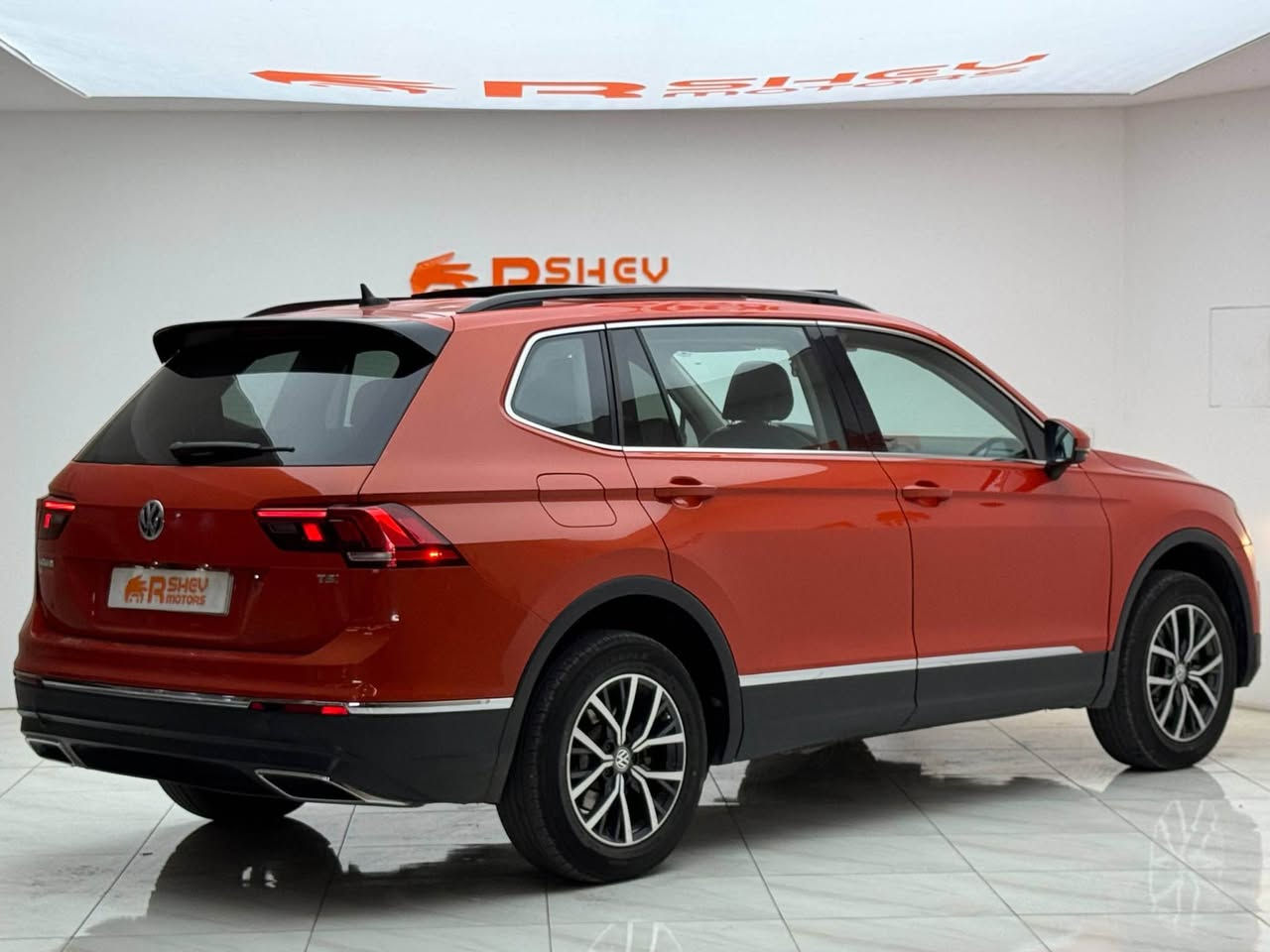 Volkswagen Tiguan 2018
فولكسفاغن تيكوان ٢٠١٨
مواصفات SE فول فول مواصفات 

مكينة ٤سلندر حجم ٢.٠لتر
ماشية 57,000 ميل و بحالة ممتازة 

ضرر السيارة بنيد و جاملغ صبغ و مكانين بارد 
ايرباك ستيرن و تكمة راجع سستم شركة 

رقم دهوك الدولي سنويه ب اسمنا
مكفوله من كير و محرك و كهربائيات

عليها غرامات 5 ورقات تنزل من السعر  
و ب سعر(113$) ورقة و بيها مجال

مكان السيارة

دهوك -معرض ارشف R-Shev
رقم51 من معارض التيرمينال 

***********
*********** دهوك, العراق

