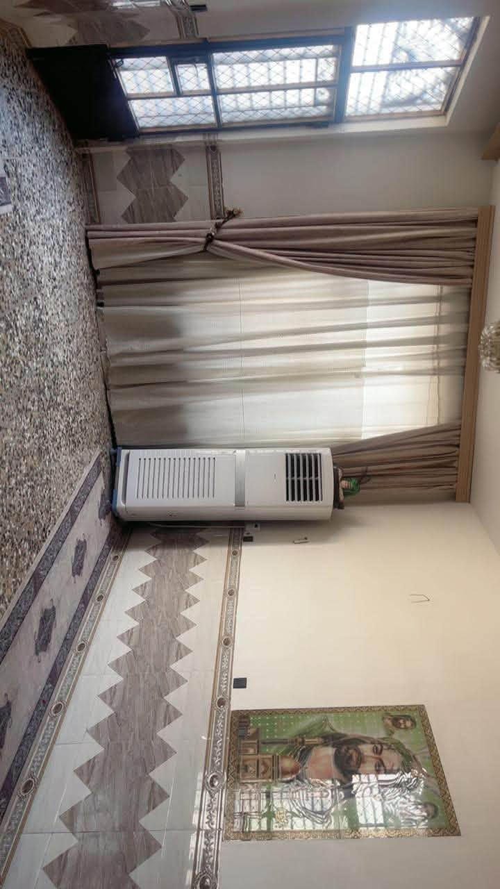 بيت طابقين 200 متر سند 25
6 غرف نوم مطبخ و استقبال و 2 حمام و صحيات خارجيه كمل خدامت و داخل بل جدول مال تبليط 
السعر 265 وبي مجال ***********
الزعفرانيه بضهر معمل الغاز

