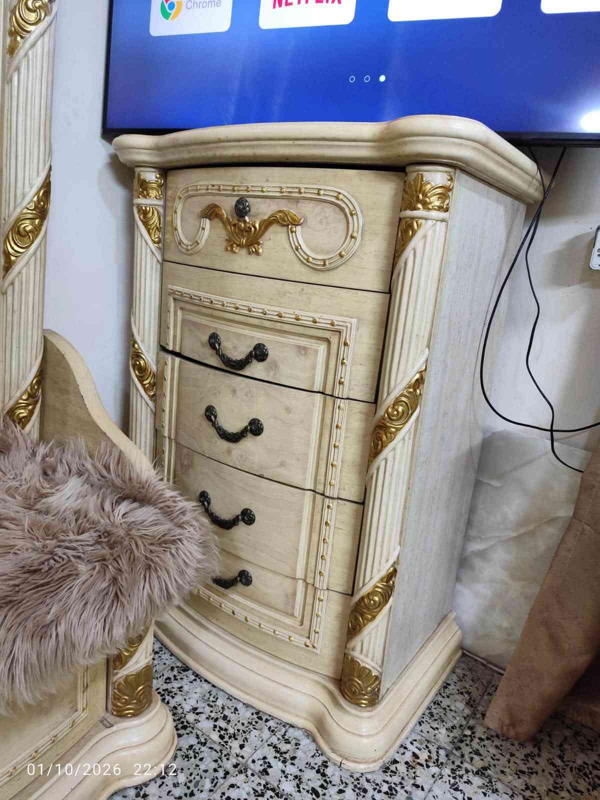 غرفة اخشاب ماليزي للبيع
جرباية نفرين 

ميز تواليت جامه واربع بيبان كبار

مجر جبير مكون من ٦ جرارات

مجرات عدد٢ كل كل مجر مكون من ٤جرارات

زاويه 

كنتور اربع بيبان كبار 

للاستفسار على الرقم التالي

***********

نص مكتوب في الصور:
- 01/10/2026 21:51
- 01/10/2026 21:58
- 01/10/2026 22:01
- 01/10/2026 21:54
- 01/10/2026 22:12