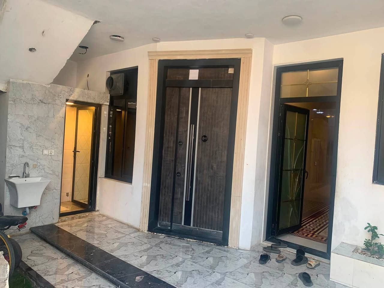 دار سكني نظام شقق ٣ طوابق ١٥٠ متر
درج خارجي للطابق الثالث
درج داخلي طابق اول وثاني
زراعي سند ٢٥ 
بناء حديث درجة اولى 
الطابق الاول يتكون من استقبال - حولي واسع وبي ديكور شلال - مطبخ - غرفة نوم - صحيات - ترك 
الطابق الثاني يتكون من غرفتين ومطبخ
الطابق الثالث غرفتين ومطبخ وحولي وبيتونة وسطح
العنوان الشرطة الخامسة 
للاستفسار ***********
