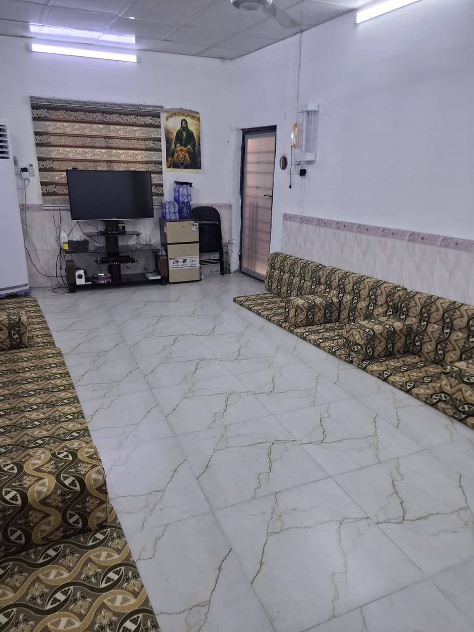 بيت للبيع مساحة 100م  ركن غرفتين وصاله وبراني وصحيات سقف عكاده نظيف وجاهز للسكن نوع العقار زراعي منطقة 7نيسان  شارع مقرنص للاستفسار خاص او الاتصال ع الرقم ***********

