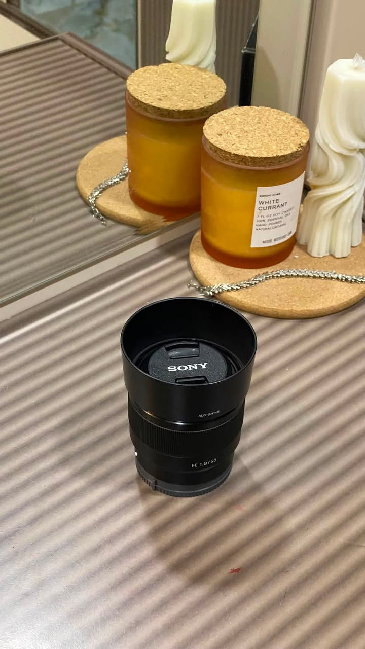عدسة سوني  50mm
سعر العدسة 250 بيها مجال بسيط 
اضائة v1 
سعر الاضائة 150 بي مجال بسيط 
للاستفسار 
***********
