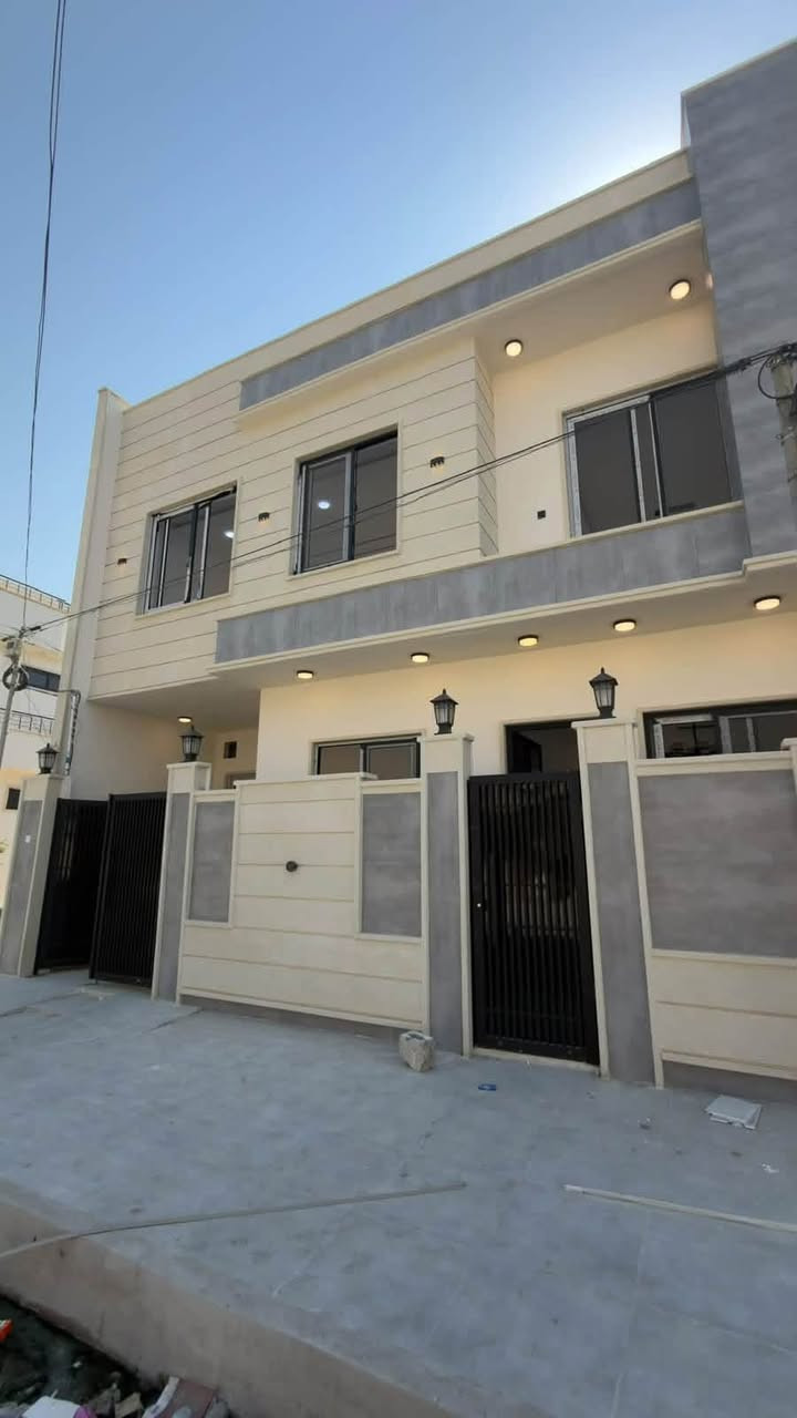 🏡🏡🏡
داران حي الإعلام. للبيع
مساحه الدار الواحد ١٠٠ متر .
واجهة ١٠ متر والعمق ١٠ متر. 
ركن وعادي .
اتجاه شروق وقبله. 
شارع ٢٠ متر خلف سايدين دانيه ماركت 
بناء فول مواصفات نظام دكتات وكامرات .
يحتوي الدار الواحد على ٤ غرف نوم وهولين 
واستقبال مع باقي المشتملات. 
سند طابو الزهور ومكاتبه مع الشرعي مباشر. 
لمزيد من المعلومات والسعر الرجاء 
الاتصال على أرقام المكتب
***********
***********
***********
***********
مكتب لارسا للعقار حي النور 
مقابل جامع طاهر زيناوه  قرب حلويات الذاكر
