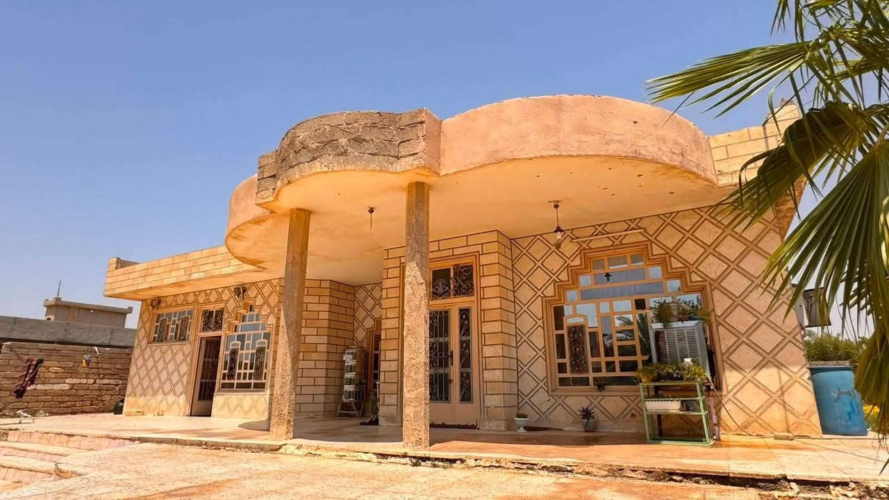دار للبيع
حي المهندسين 
خلف  اسواق المهندسين 
المساحه الكليه( 1500) متر 

مسيج كامل مساحة البيت بناء  ٣٠٠ متر بيت كبير ٤ غرف نوم
غرفه ٦×٤ بيها مخزن وسويت
 وغرفه ٥×٤  مع سويت
و٢ بدون سويت 
هول داخلي جبير ٨ ×٥
استقبال ٧×٤ نقش سقف وحزام سيراميك
هول ٥×٥
مطبخ حار +بارد مفصول بار وقوس عباسي +مخزن  
بناء ٢٠١٢ 
بيت فول ونظيف وجبير 
ارضيه كاشي درجه اولى 
المطبخ كله سيراميك 
كيدور سيراميك
السعر الكلي 
(٦٨)مليون قابل للتفاوض 
 الارض بلديه مشموله بالتطويب 

تحياتي الاستفسار ع خاص او الاتصال 
*********** 
،
