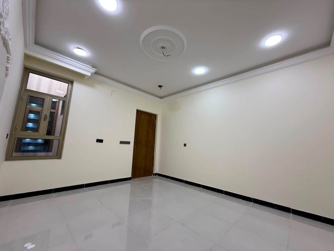 الدار للبيع 🏠
المساحة 90 م❤️
( مدخلين )البيت درجة أولى فول الفووول دزاين مودرن 🌸
العنوان الشعب شارع الاسواق المركزية التجار ❤️ موقع جيد 👌
يحتوي الطابق الارضي على كراج صغير  واستقبال ومطبخ حار وبارد ومنور وخدمات ومكان غسالة معزول وغرفة نوم 
ويحتوي الطابق الثاني على غرفتين نوم وخدمات وبيتونة وسطحين
للاستفسار ***********
