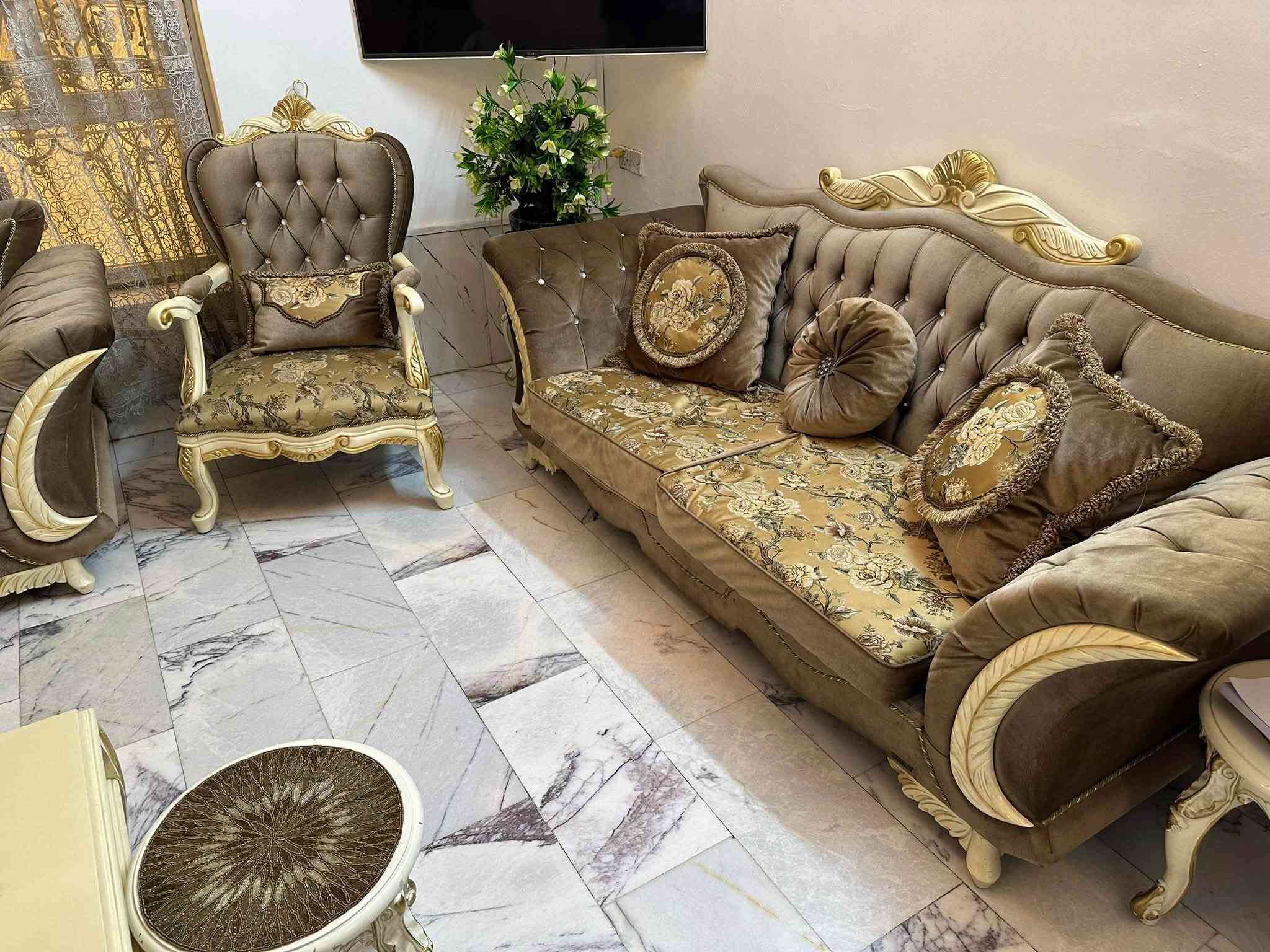 ✨ تخم قنفات تركي فاخر للبيع – فخامة وراحة لبيتك! ✨  بتصميم كلاسيكي مريح ولون دافئ، يضيف جمالية ورونق خاص للصالون.  
🛋️ التفاصيل:
 الحالة: مستعمل، يحتاج صيانه بسيطه جداً للوساده، مريح جداً وفخم بالواقع.
 المكونات: أرائك عدد ٣مع كراسي مفردة عدد ٢ + الطاولة الوسطية وطبلات صغيره عدد ٤(كما موضح بالصور).  
📍 الموقع: بغداد - شارع فلسطين (المعاينة والاستلام من الموقع)
💰 السعر: مليون و250 ألف دينار عراقي (وبي مجال يخبل للشراي الجاد)
📞 للتواصل والاستفسار: ***********
