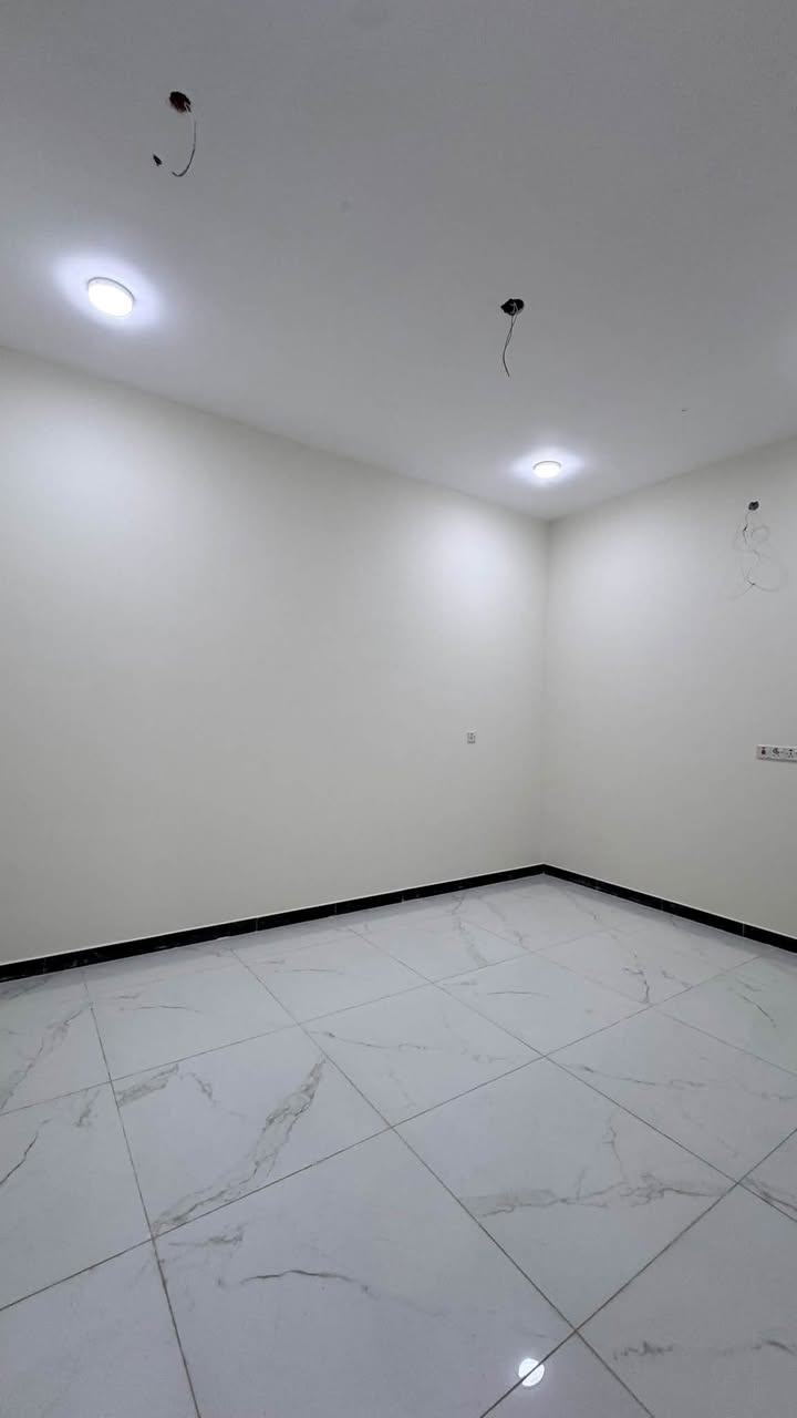 شقة طابق اول للايجار
تصلح لسكن العوائل 
العنوان :ياسين خريبط📍
المساحه :100م 
المحتويات :  غرفتين منام + صاله + مطبخ + صحيات 
-زيرو غير مسكون سابقا -

الأيجار : 650 الف 🔴
للتواصل :
***********
***********
