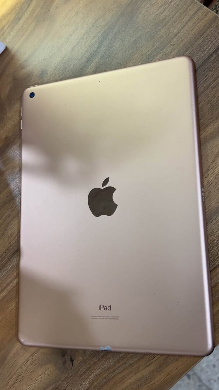 Apple iPad الجيل الثامن
* 💾 سعة التخزين: 128GB

* 📱 شاشة 10.2 إنچ

⚡ iPadOS 26.6.2

* 🎨 اللون: Rose Gold

* ✅ الجهاز شغال بشكل ممتاز

المكان 📍 بغداد / الكرادة 

السعر 225.000 دينار عراقي مستعجل على بيعته 

***********
