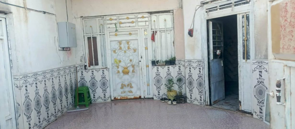 السلام عليكم بيت زارعي بحي  الزهور قرب مدرسه الموده  مساحه ٢٠٠م البيت يتكون من غرفتين وصاله ومطبخ واستقبال البيت كله سراميك بناء حديث السعر ٣٦مليون وبيه مجال ***********
