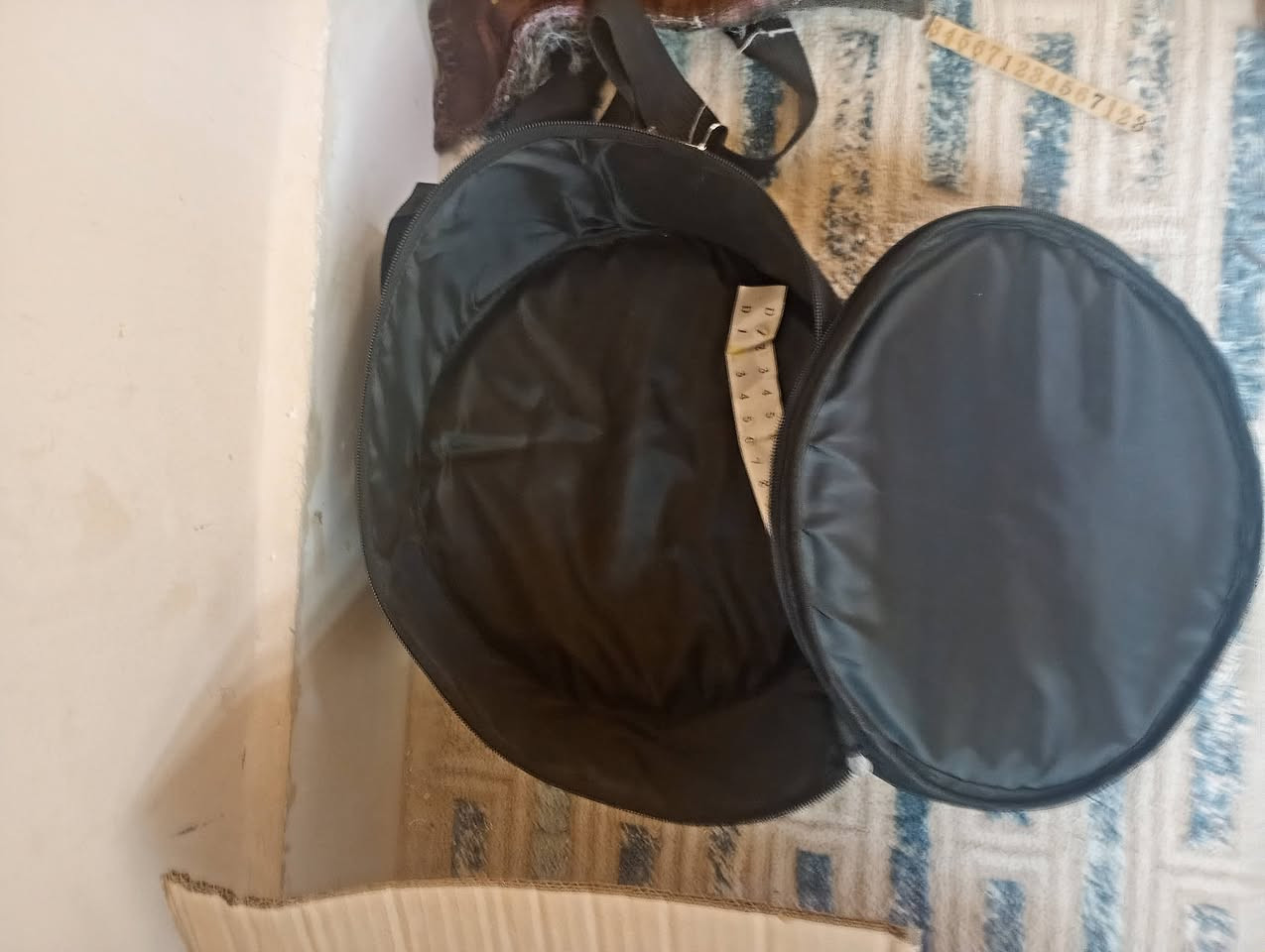 للبيع: طبلة لسان فولاذية (Steel Tongue Drum / Handpan)
​النوع: آلة موسيقية إيقاعية / طبلة لسان معدنية.
​اللون: أخضر مميز (Matte Green).
​عدد النوتات: 13 نوتة مرقمة لسهولة العزف والتعلم.
​الحالة: ممتازة ونظيفة جداً.
​المميزات: صوت هادئ واسترخائي وواضح، سهلة التعلم وتناسب الكبار والأطفال.
​السعر: 50 ألف (وبي مجال بسيط للطيبين). بصرة القبلة ***********
