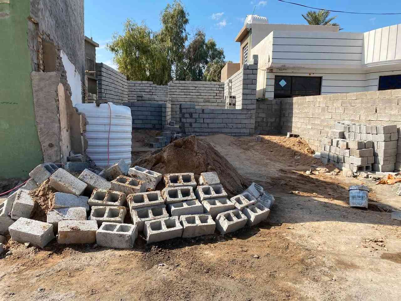 سلام عليكم.
هيكل للبيع طابو صرف. مساحه ٢٥٠ متر

بناء جديد. صار ٦ اشهر من بنيته. رباط ارضي. ٥٠*٥٠ 

استقبال. ٦*٤

مطبخ  ٣*٤

صاله ٩*٤ونص

غرفتين نوم. كل غرفه ٥*٤

ترك داير مداير البيت. عرضه مترين

كراج وحديقه. وصحيات

طابو صرف ينسحب عليه قرض اسكان. 

مكان ديالى تقاطع الوجيهيه. ابو جسره. 

***********شراي اتصل. او تعال واتساب.
