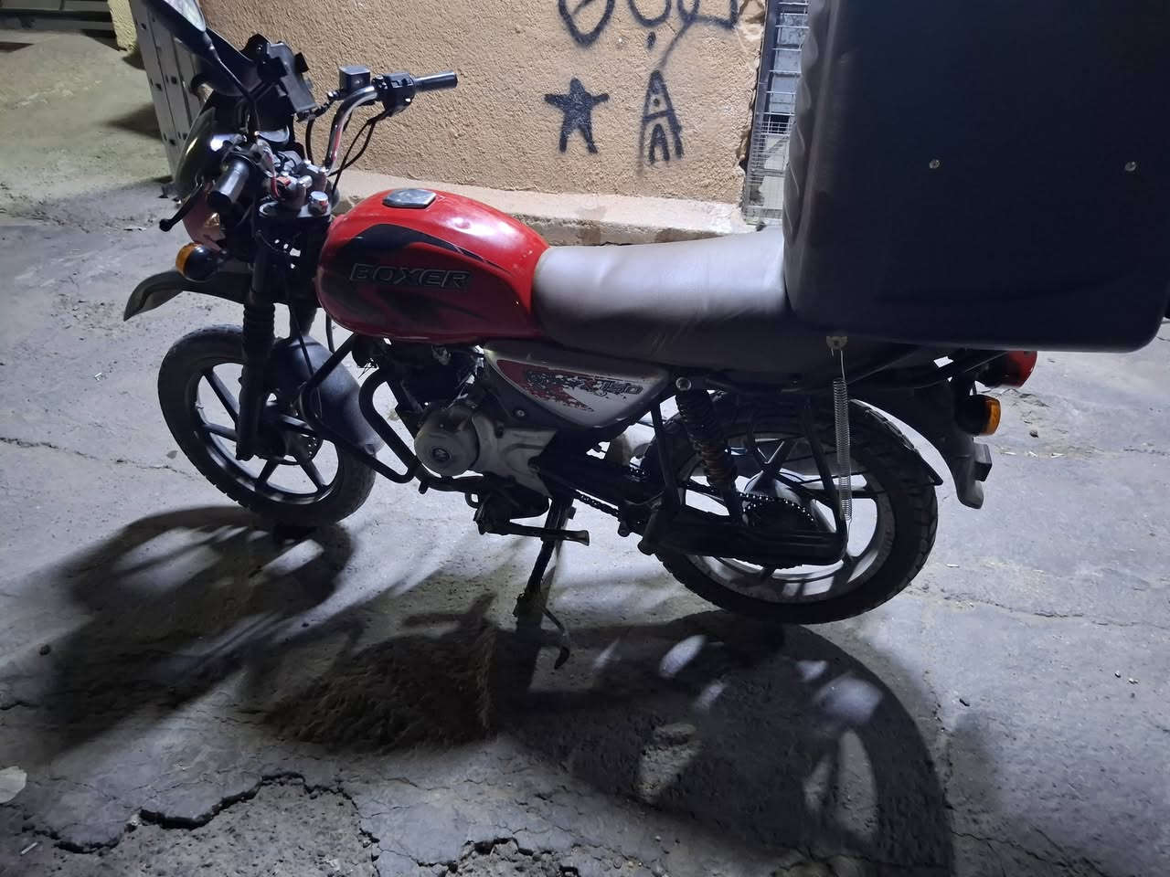 دراجه بوكسر مرقم رقم بغداد
الدراجه نضيفه  ومناصه ايي شي  لا تبخير لا تنقيص لا نضوح الدراجه  شغل وطلع كامله  جيب فيتر وافحص وجيك بس يرادله غسله
الدراجه مصفر لا عليه غرامات ولا شي
كلشي بيه بلادي تجيف شركه وجديد✅
الدراجه موديل2022 
السعر 2150
لعنواب البياع
اارقم ***********
