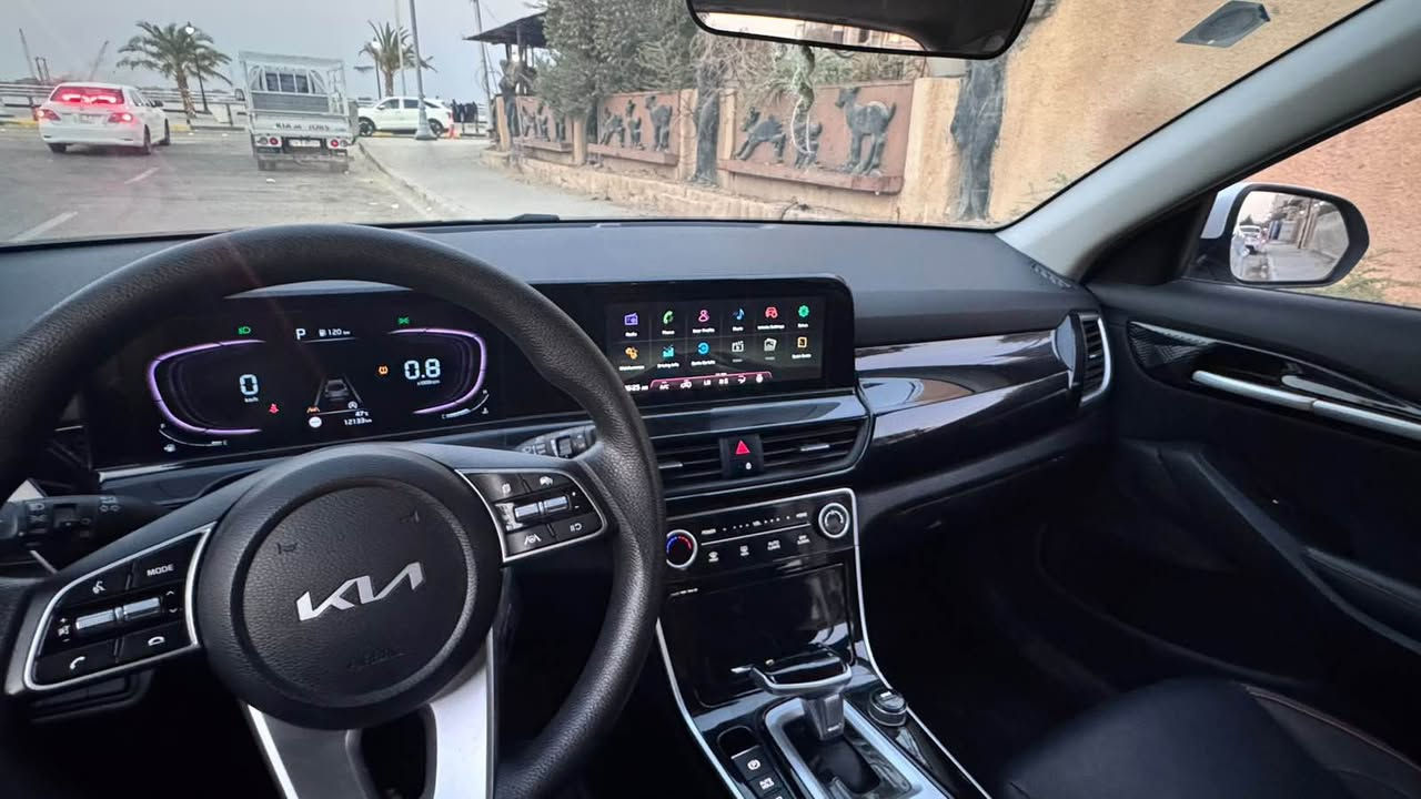 🚘 Kia Seltos SX 2025

🔹 الموديل: Kia Seltos SX
🔹 سنة الصنع: 2025
🔹 المحرك: 1.6 لتر Turbo
🔹 القوة: 195 حصان
🔹 ناقل الحركة: أوتوماتيك 8 سرعات
🔹 الدفع: AWD دفع رباعي

✨ المواصفات والتجهيزات

• شاشة 10.25 إنش
• شاشة عدادات رقمية 10.25 إنش
• Apple CarPlay
• Android Auto
• نظام صوت Bose Premium
• شحن لاسلكي للهاتف
• Smart Key دخول ذكي
• تشغيل زر
• مقاعد جلد
• مقعد السائق كهربائي
• تبريد المقاعد الأمامية
• فتحة سقف كهربائية
• مكيف أوتوماتيك
• مقود رياضي Flat Bottom
• Ambient Lighting إضاءة داخلية
• مصابيح أمامية LED
• مصابيح خلفية LED
• جنوط 18 إنش
• مرايا كهربائية
• إشارات انعطاف بالمرايا
• زجاج خلفي مظلل
• باب خلفي كهربائي

🛡️ أنظمة الأمان

• رادار أمامي
• كاميرا خلفية
• حساسات ركن
• مثبت سرعة ذكي
• نظام المحافظة على المسار
• نظام متابعة المسار
• مراقبة النقطة العمياء
• تحذير حركة المرور الخلفية
• نظام التحذير ومنع الاصطدام الأمامي
• كشف المشاة والدراجات
• Highway Driving Assist
• مراقبة ضغط الإطارات
• وسائد هوائية متعددة
*********** البصرة, العراق
