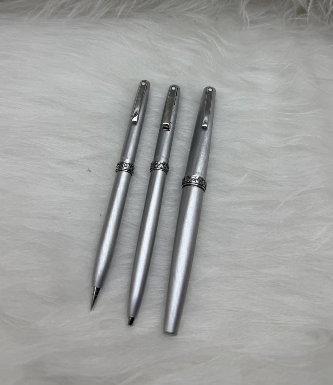 (620)SHEAFFER
سيت شيفر ثلاثي
حبر و جاف و رصاص
امريكي المنشأ اصلي 
ستانلس ستيل 
ريشة (سلاية) ستيل
انتاج سنة السبعينات 
حجم الخط F
جديد غير مستخدم 
مع العلبة الاصلية 
للاستفسار المراسله على الواتساب او الاتصال بالرقم  *********** 
يوجد خدمة توصيل داخل بغداد و محافظات⁩
