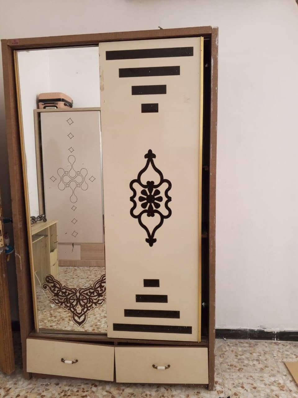 السلام عليكم 
كنتور للبيع ابعاده مترين ارتفاع والعرض متر وربع العمق 55سم
سعر 70 بيه مجال مكانه حي الميلاد 
***********
