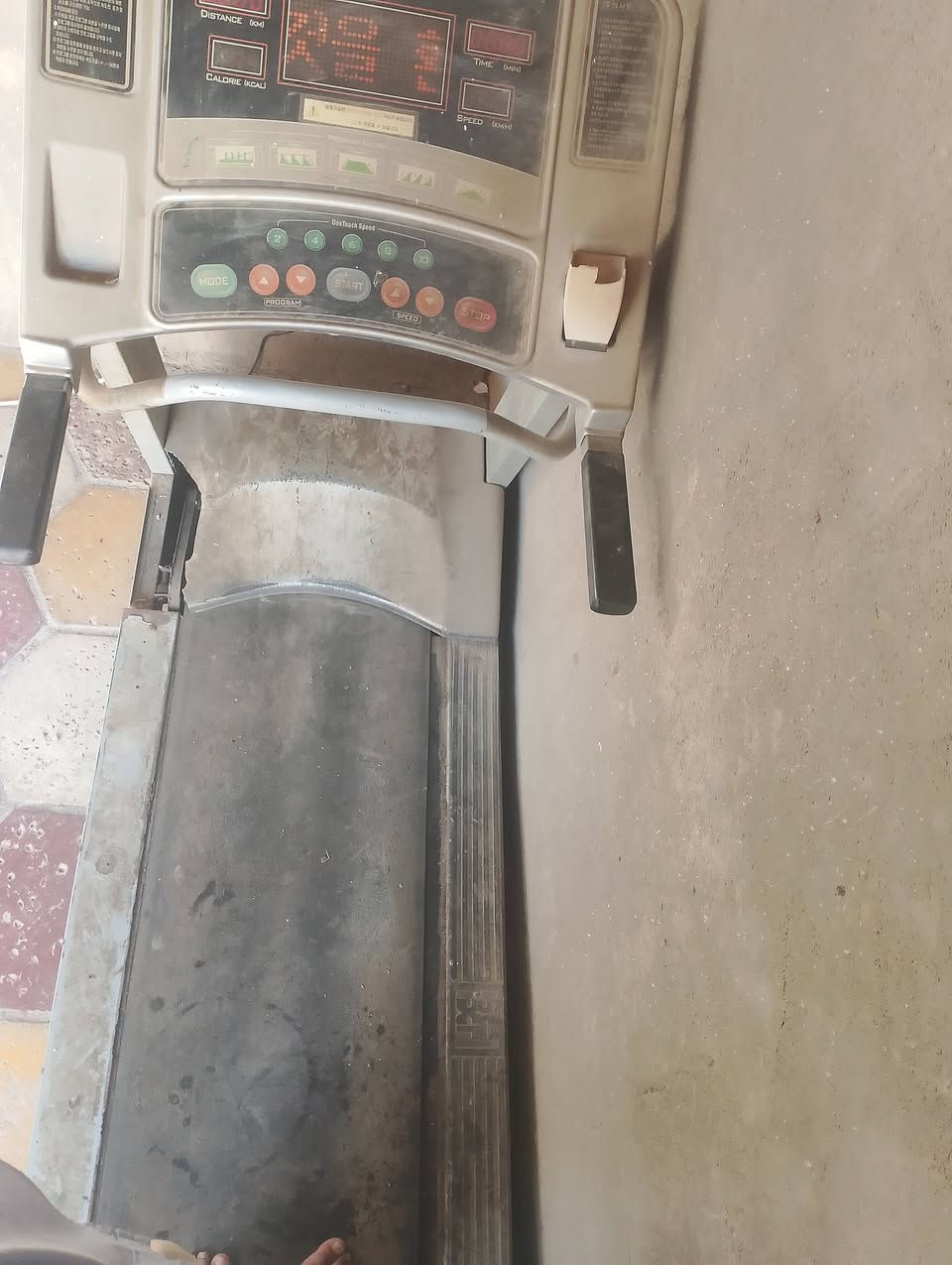 سلام عليكم
جهاز رياضه شغال كيلو متر شغال كل عدادات بيه شغاله سرعته قويه سعره ب 250وبي مجال رقمي 
‏‪***********‬‏
