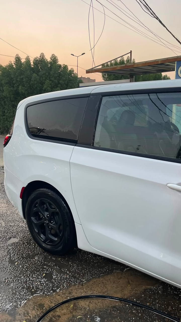 للبيع باسفيكا هايبرد 2022
وارد امريكي 
المحرك : 3.6L/6 سلندر
العداد : 97000K/M
اللون : ابيض لؤلؤي
المواصفات :
فئة S بلاك 
فول مواصفات عدا الفتحة، بصمة، تشغيل عن بعد, ابواب جانبية وخلفية كهرباء، كاميرا دوارة ، شاشة كبيرة، رادار، تبريد 3 قطع، كراسي جلد كهرباء، داخل كلة اسود تحكم ستيرن كامل، ويل كب، فئة S وبعد بيها هواي مواصفات.
حالة السيارة :
سيارة مال بيت ونظافة 98% حادثها جاملغ جهة السايق وهنا بالعراق طخات جدا بسيطة متتعدة الشبر بجاملغ الايمن والخلفي الايمن والهلال الخلفي الايسر صور الحادث والطحات عالوتساب  
مكفولة من الغرق عندي سونار حديث للتوضيح سيارة جاهزة من كلشي ومابيها اي نقص
السعر : 238 ورقة وبيها مجال بسيط للشراي
المكان : بغداد  - الدورة حي الصحة
للاستفسار : *********** 
الشراي يتصل او يراسل وتساب وادزلة بقية التفاصيل
