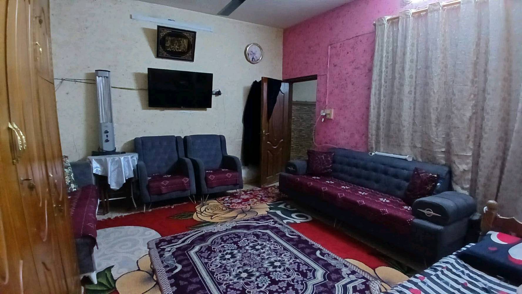 السلام عليكم
بيت للبيع الشعب زراعي سند 25 100متر 
واجهه 5 نزال 20 يتكون من الطابق الاول استقبال حولي مطبخ غرفه نوم وخدمات 
الطابق الثاني غرفتين نوم واخدمات 
الطابق الثالث غرفه نوم وابيتونه 
البيت قريب ع الشارع التجاري 
السعر 152 بي مجال
التواصل ***********