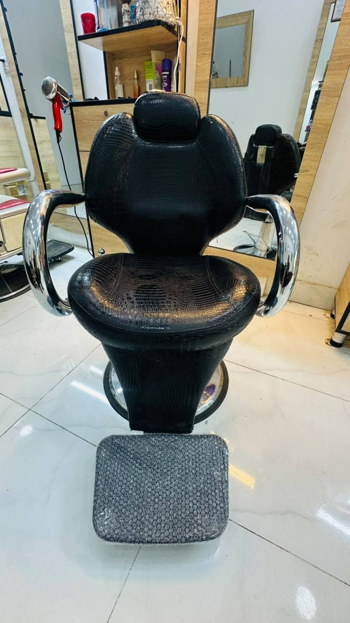 كرسي حلاقه للبيع
مستعمل قليل 
النظافه شوفت عينك 
السعر بالخاص ***********
