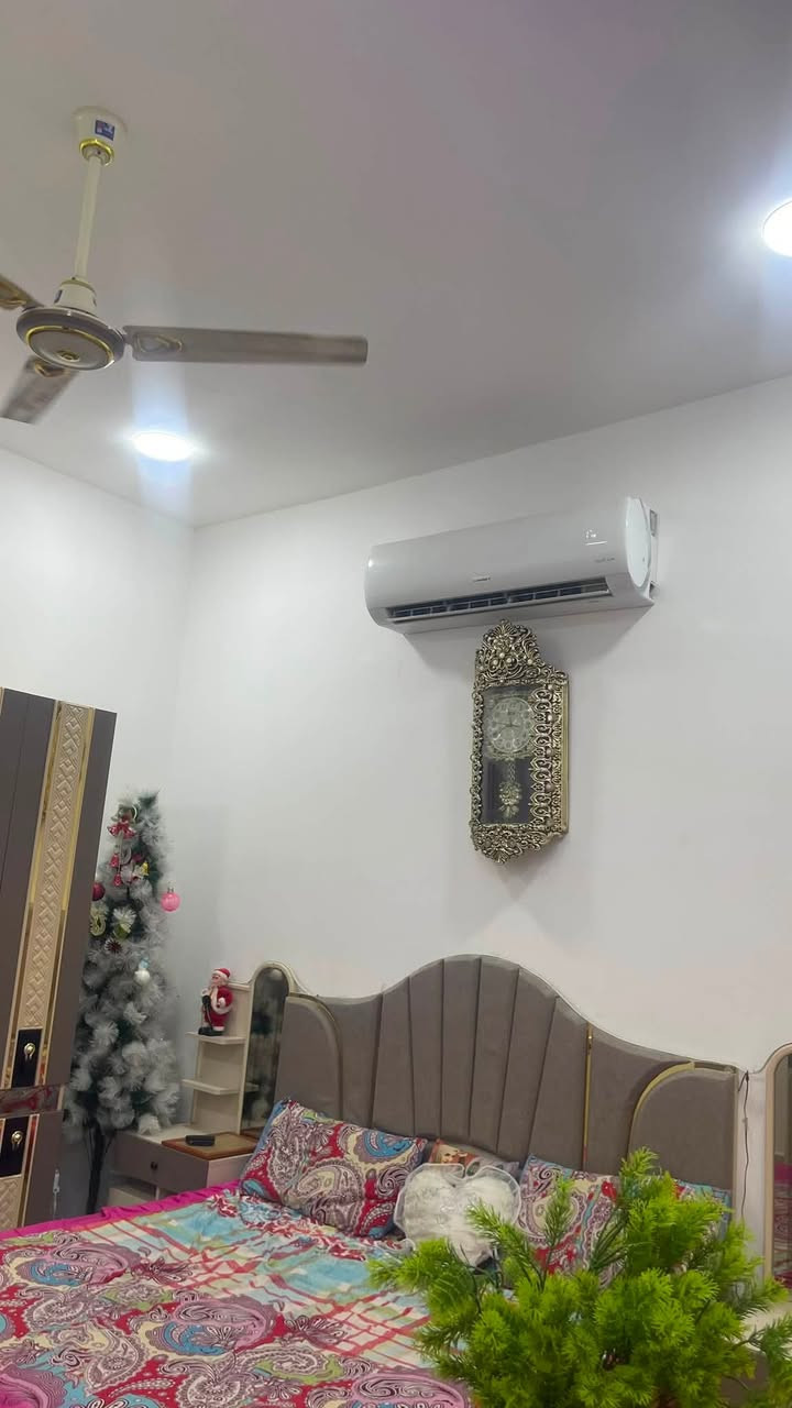 للبيع مع الاثاث بيت 140 م زراعي منطقة السفينة قرب القاضي فرقد طابق واحد طابوق مسلح غرفتين وصالة ومطبخ وصحيات واستقبال ومناور / 2 للتواصل *********** / وات ساب // الحاج ابو كرار الجابري
