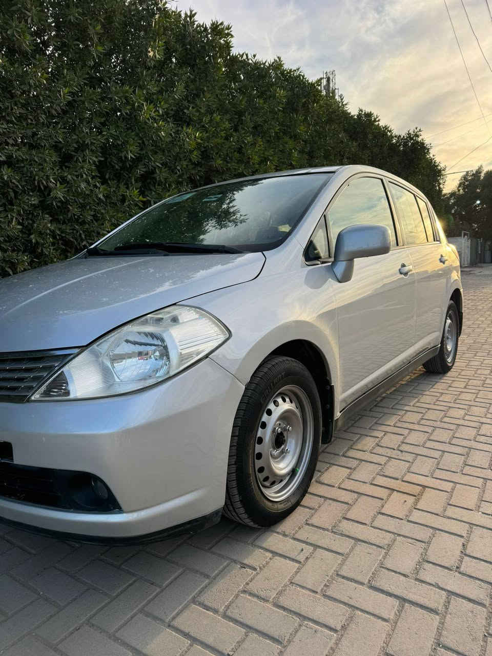 للبيع: نيسان فيرسا  2008 هاتشباك (محرك 1.8L)
الموديل: 2008 هاتشباك
ماشية 93000 
اللون: فضي / رصاصي
المحرك: 1800cc (قوة ممتازة واقتصادية)
القير: أوتوماتيك
المواصفات الخارجية: جام كهرباء للأبواب الأربعة، مرايا كهربائية، تخم تاير جديد بالكامل، بطارية جديدة.شاشة حديثة وكامرة 
المواصفات الداخلية والسلامة: مسجل CD/MP3، مقاعد قماشية خلفية قابلة للطي، ايرباجات أمامية، ABS + EBD.
ملاحظة الشفافية: السيارة نظيفة جداً وجاهزة للاستخدام، التبريد شغال كله مبدلة جديد 
وارد امريكي حادث جاملغ امامي وبالعراق صبغت 3 قطع جاردات اني ابيعلك حزام 
📍 المكان: [ بغداد /حي العامل]
💰 السعر المطلوب: [ 72 ]
📞 للتواصل: [ *********** ] بغداد, العراق
