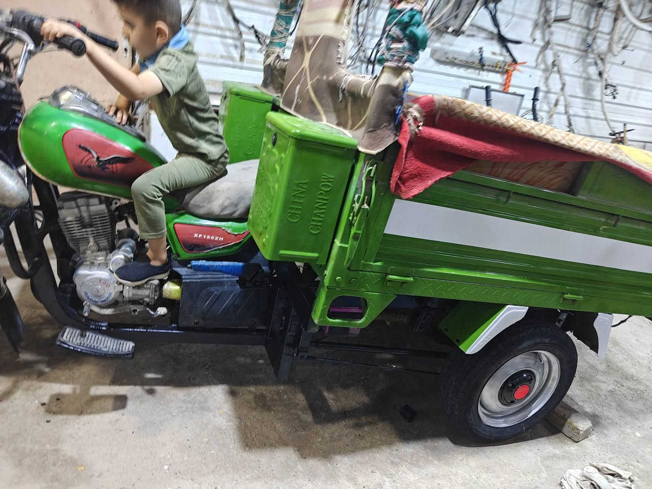 ستوته 23 ستوته جديده ما متعوبه ماكينه البلاد 
اوراق واسمي مو شراي لا يتعبني 
 مكاني بصره دير معمل ورق 
***********
