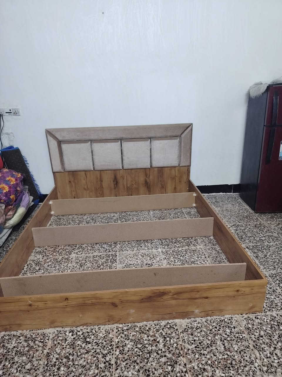 السلام عليكم غرفه لل بيع 5 قطع
ضرهه بس خشبه  مال جربايه   وباقي كله جديد مع دوشك جربابه. 300ر بيهه مجال بسيط
*********** رقم واتساب
عنوان بغداد ابو غريب شهداء
