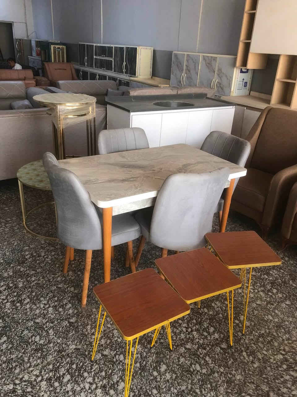 عرررررض
ميز طعام ٤ كرسي صار السعر ٢٠٠ الف 
مجمع الضحى مقابل دائرة كهرباء المسيب 
***********
