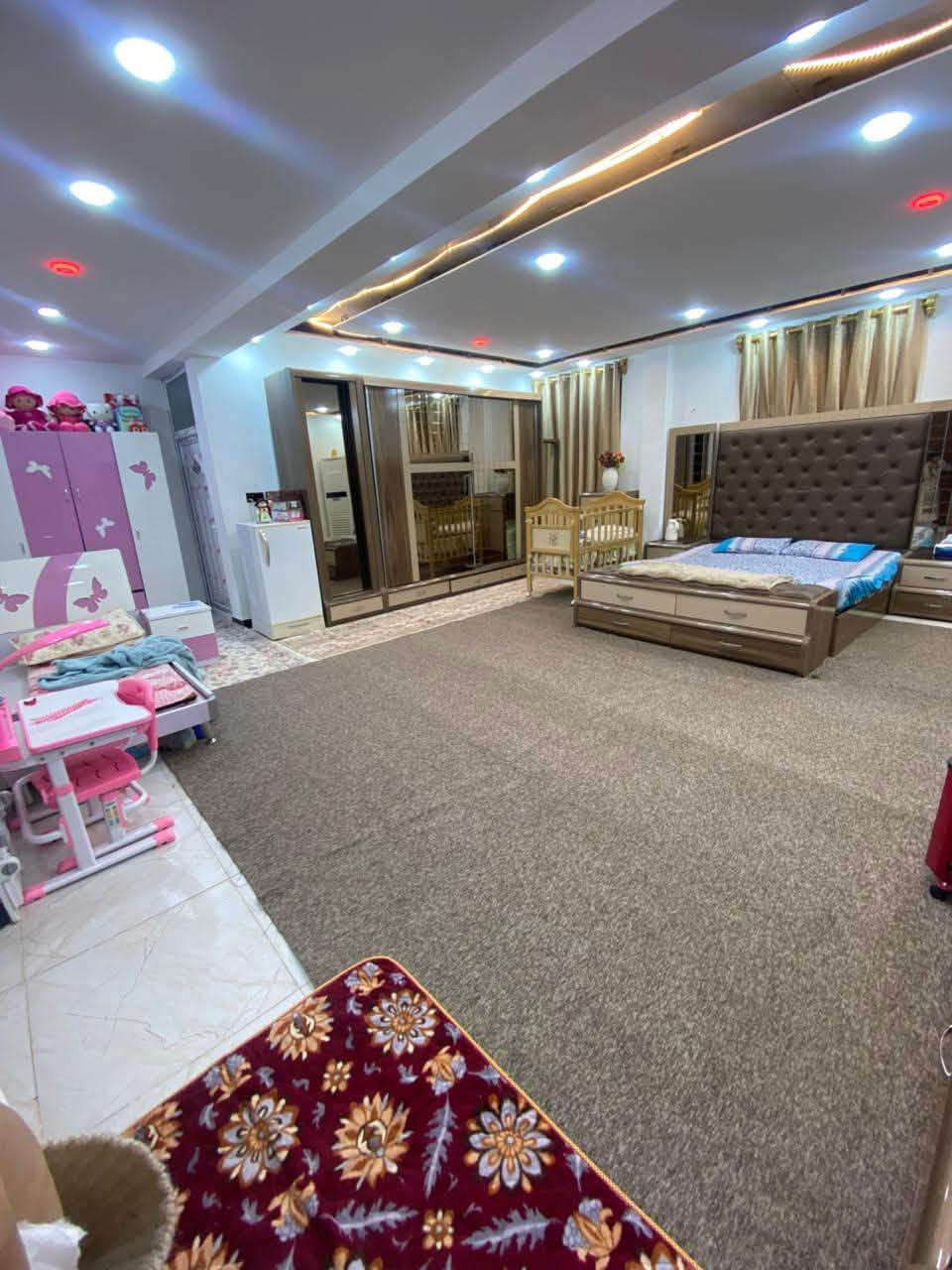 � بيت للبيع – منطقة النداء
📍 موقع مميز جداً

 • قريب شارع كربلاء
 • مقابل كريت مول
 • قريب شارع جامعة الكفيل
 • المنطقة قيد التطوير (تبليط ومجاري قريباً)
شارع مالك شتر

🔹 مساحة الأرض: 200 م²
🔹 عدد الغرف: 6 غرف
🔹 الاستقبال: 7×4
🔹 صالة رئيسية: 10×4
🔹 صالة إضافية: 4×2
🔹 غرفة : 7×6
🔹 غرفتين إضافيتين: 4×3
🔹 عدد الحمامات: 3
🔹 حديقة داخلية: 3×2.5
🔹 واجهة البيت: 10×20

✨ تصميم مريح ومساحة واسعة للعوائل
