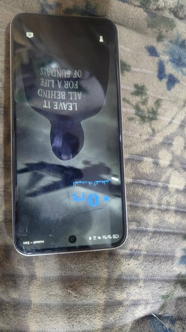 تليفون جديد ما مفتوح بس الشاشه بيها كسر قليل فوق سعر 120 وبي مجال نظافه 100 على 100 رقم***********
