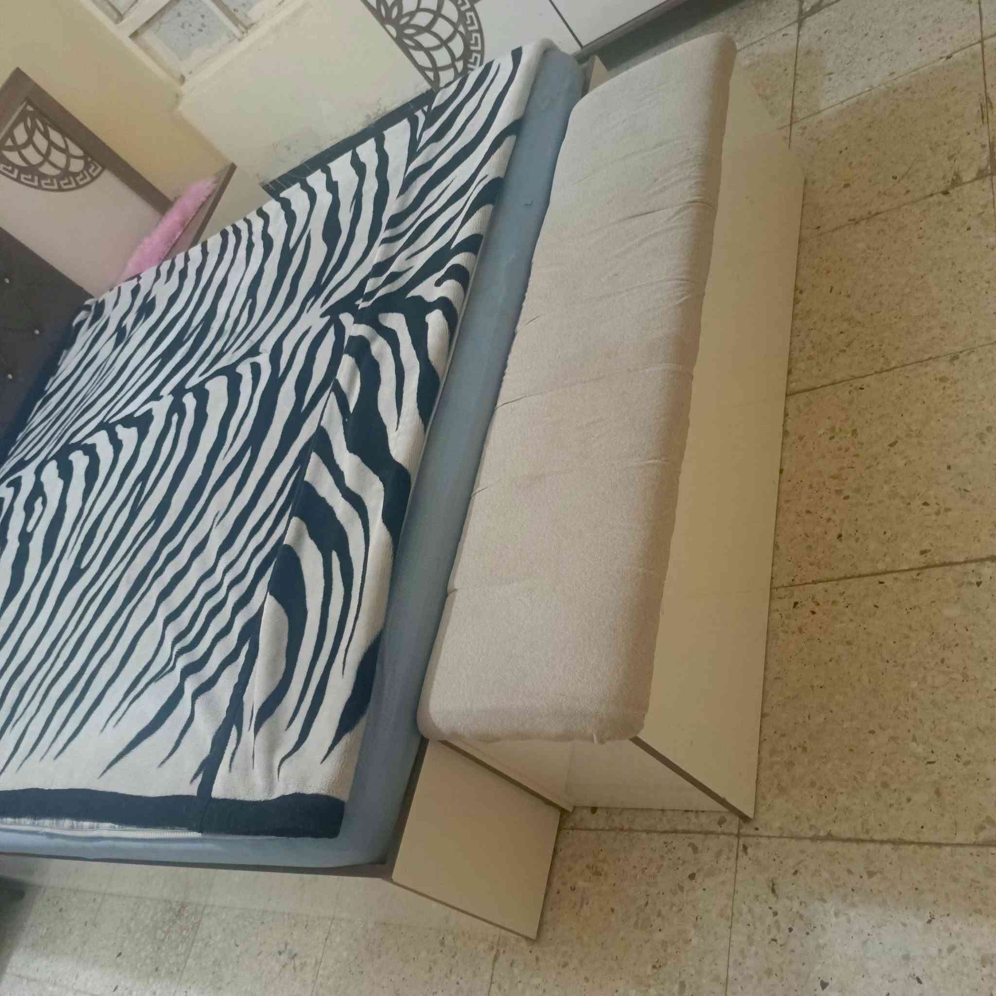 غرفة نوم تركيه للبيع 7قطع مستعجل على بيعتها السعر 350 وبيها مجال ***********
