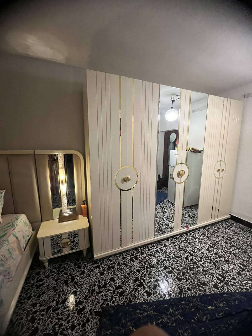 غرفه نوم تركي درجه اولى 9 قطع  مفتوحه مره وحده مع دوشك تركي طبي درجه اولى مع صوميه خشب درجه اولى بيها اضرار بصيطه ***********
