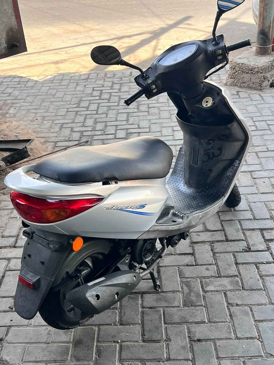 سلام عليكم ياماها بغباء الدراجه زيرو بعدهي كارتون ماشيه 64 الف اي نقص مابيه رمبه عل ايدي منزله رمبه وليس مال شارع السعر 1400 الهاتف ***********

