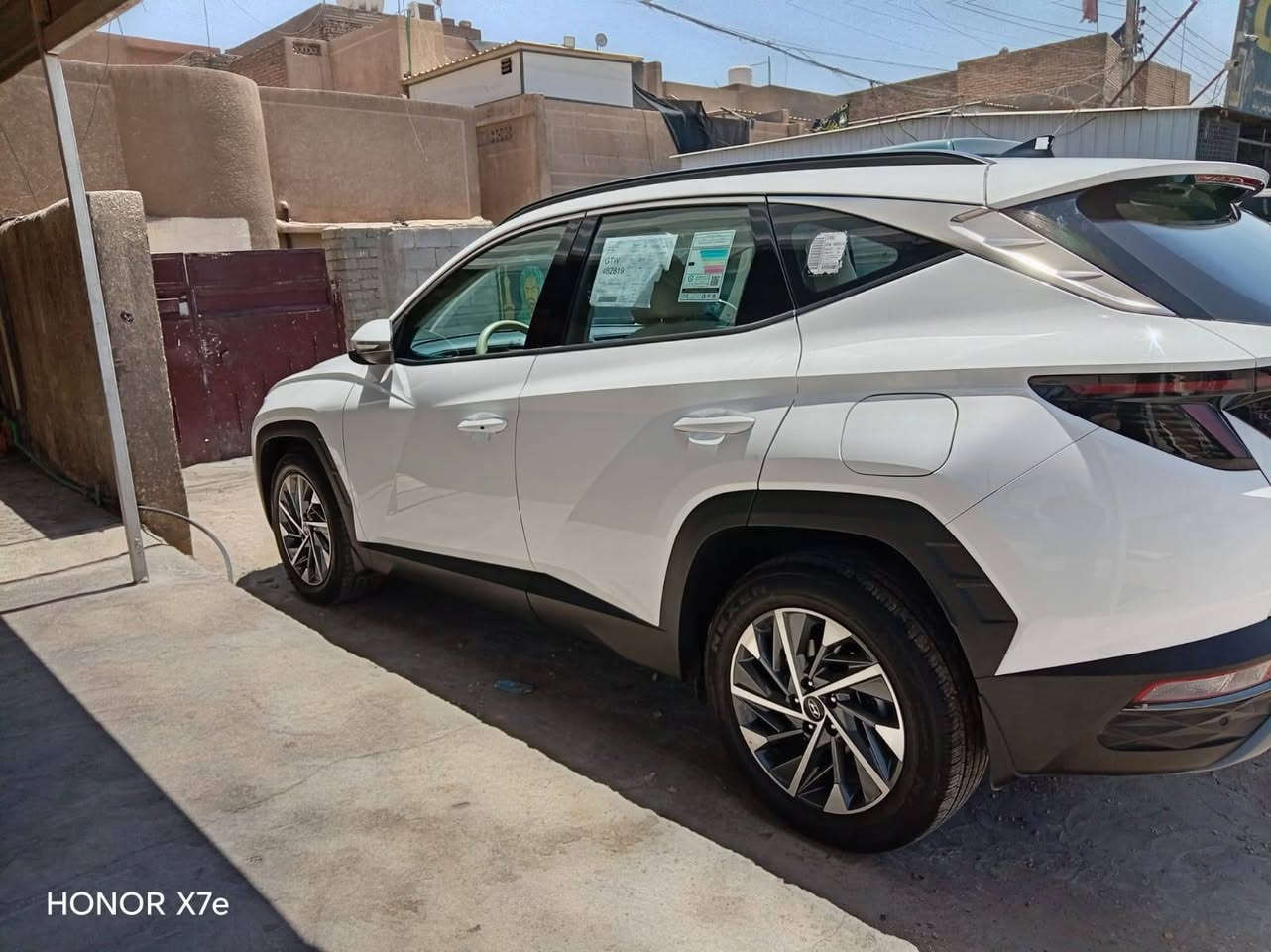 السلام عليكم✋ 
           Hyundai Tucson🇰🇷 
للبيع........
     موديل 2024......        وارد  (خليجي) 🇦🇪 
رقم بغداد دولي........
        سياره مكفولة كفاله عامه........
ماشيه 6000km...بعده زيرو...
سياره فول ماعده البانوراما....
المواصفات...
1.كشنات كهرباء ⚡..
2.مري شفط..
3. شحن لاسلكي..
4.منفذ يوسبي......
5.شاشه تدعم الكار بلاي..
6.تبريد قطعتين......
7.بردات جانبية بلادي...
8.كشن مخمل....
9.مكينه 2000دوش....
3.10 انضمه قيادة SBORT _NORMAL_EKO
11.بصمتين........
12.تشغيل عن بعد....
13رادارات خلفيه وماميه.......
............  ..............    ..............  ..........   .......... 
السعر💰 210وبيه مجال بسيط........
☎️رقم *********** سيد محمد 
📌 مكان بغداد حي العامل شارع 7 نيسان

نص مكتوب في الصور:
- HONOR X7e
