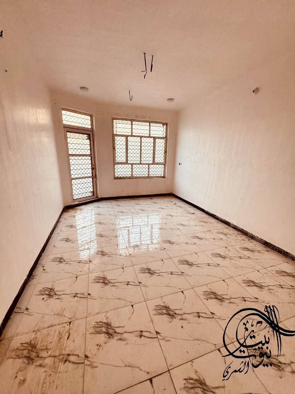 🏡 للإيجار – دار سكنية بناء جديد
📍 الموقع: نادر الثانية – فرع سكلة  صدام

🔹 المساحة: 200 متر مربع
🔹 بناء حديث وجديد

مواصفات الدار:
✅ كراج سيارة
✅ حديقة
✅ استقبال
✅ مطبخ
✅ كليدور
✅ 4 غرف نوم
✅ كليدور في الطابق الثاني
✅ مناور عدد (2)
✅ 3 مجمعات صحية موزعة بين الطابق الأرضي والطابق الثاني والخارج

📞 للاستفسار والحجز:
علي عذاب – ***********

📱 واتساب:
***********

🏢 مكتب الشمري للعقار
نادر الثانية – خلف فاميلي مول من جهة الشارع الخدمي.
