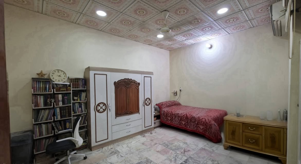 لسلام عليكم بيت للبيع المساحه 200 طابقين كونكريت مسلح والارضية كلها مرمر والواجهه مرمر يحتوي ع 5 غرف 
3سويت و2 عاديه وحمامين وصالتين وسطحين 
العنوان ام الخيل الثالثه خلف مدرسة قطر الندي 
التعامل مع صاحب الدار ع هذا الرقم ***********
السعر 320 وبيه مجال
