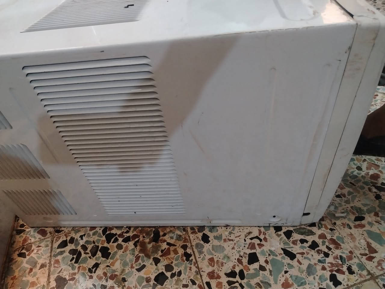 مكيف  للبيع مستخدم قليل سعره 350 وبي مجال ***********
