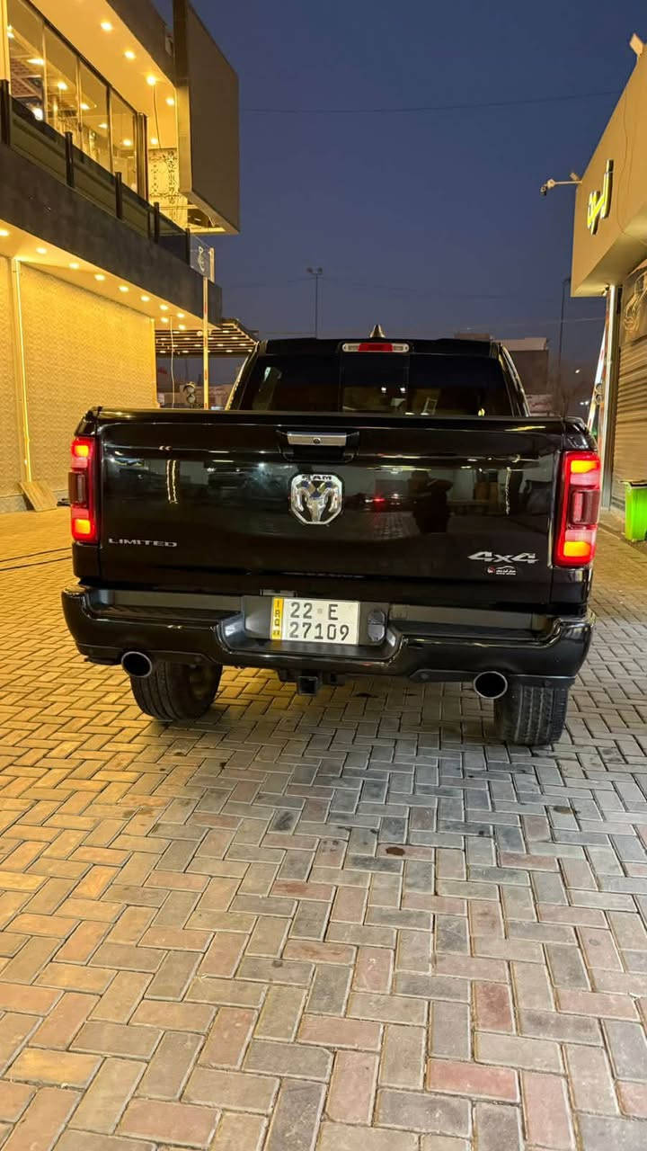 السلام عليكم تحية طيبة للجميع ….
للبيع رام 2020 فول مواصفات لمتدد 

تأتي شاحنة RAM 1500 Limited 2020 كأعلى وأفخم فئة في أسطول رام، وتجمع بين الأداء القوي والمقصورة الفاخرة.

المحرك والأداء

 * المحرك القياسي: 5.7 لتر V8 HEMI.

 * القوة: 395 حصان.

 * عزم الدوران: 556 نيوتن.متر.

 * ناقل الحركة: أوتوماتيكي من 8 سرعات (TorqueFlite).

 * نظام الدفع: دفع رباعي (4WD) مع أوضاع متعددة (Auto, 4H, 4L, 2H).

 * نظام eTorque (اختياري): نظام هجين بسيط (Mild-Hybrid) يُضيف عزمًا إضافيًا عند الانطلاق ويحسن استهلاك الوقود.

 * قدرة السحب: تصل إلى أكثر من 5,700 كجم (حسب التجهيزات).

التصميم الخارجي

 * الشبك الأمامي: تصميم خاص بفئة Limited من الكروم اللامع.

 * الإضاءة: مصابيح LED بالكامل (أمامية وخلفية) متكيفة مع دوران عجلة القيادة.

 * العجلات (الرنغات): قياس 20 بوصة قياسيًا (مع توفر خيار 22 بوصة).

 * الدواسات الجانبية: كهربائية تخرج وتختفي أوتوماتيكيًا مع فتح وإغلاق الأبواب.

 * صندوق الخلفي: فتح غطاء الصندوق عن بُعد، مع توفر نظام RamBox للتخزين الجانبي وقفل كهربائي.

المقصورة الداخلية والراحة

 * المقاعد: جلد natural full-grain فاخر، مع دعم التدفئة والتبريد (التهوية) للمقاعد الأمامية والخلفية.

 * التخشيب واللمسات: تطعيمات من الخشب الطبيعي والألومنيوم الحقيقي في الشفرات واللوحة الأمامية.

 * الشاشة المركزية: شاشة تعمل باللمس قياس 12 بوصة عمودية بنظام Uconnect 4C NAV، تدعم Apple CarPlay و Android Auto.

 * النظام الصوتي: نظام فاخر من Harman Kardon بـ 19 سماعة وبقوة 900 واط.

 * فتحة السقف: بانورامية مزدوجة.

أنظمة التعليق والأمان

 * نظام التعليق الهوائي (Air Suspension): نظام تعليق هوائي على العجلات الأربع متكيف (4-Corner)، يسمح بتعديل ارتفاع الشاحنة لخمس مستويات (لتسهيل الدخول، تحسين الانسيابية على السرعات العالية، أو زيادة الارتفاع للأوف رود).

 * مساعدة السائق:

   * كاميرا 360 درجة مع رؤية محيطية.

   * نظام كبح أوتوماتيكي في حالات الطوارئ (Forward Collision Warning).

   * رادار ومثبت سرعة متكيف (Adaptive Cruise Control).

   * نظام الحفاظ على المسار (Lane Keep Assist).

   * مراقبة النقاط النائية (Blind Spot Monitoring) مع تغطية زاوية المقطورة.

   * نظام الاصطفاف الذاتي (ParkSense).

السياره مواصفات شكد ماحجي بيها اكثر السياره خير من الله كير محرك بالمشي السياره كامله مكمله من كلشي للاخير على آخر حبايه ماشيه 86 

حادثها جاملغ خلفي  اليمنى مصلح وصايره بيها طخه بنفس الجاملغ من اخذتها يعني بيها وبعدها ممصلحه وبايتين مبدلات فقط لا شاصي لا لعد لا تكمه حادثها سطحي حتى ايرباك مطاك وصور الحادث بالمنشور 

رقم السياره : أربيل

رقم الهاتف: ‭***********‬

رقم الهاتف:  ***********

السعر: $ 280 $‬ وبيها مجال قليل 

او مراوس F150 حسب القناعه 

 

وشكراً ونعتذر عالاطاله 🙏

