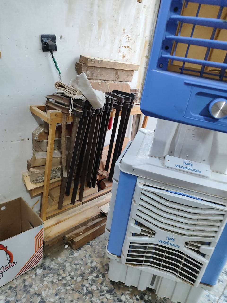 محل نجارة كامل من كلشي للبيع غراض نظيفة مكاني الزعفرانية تريد الموقع ايجاره ٢٠٠ تريد الغراض فقط السعر خمسة ونص مليون وبي مجال الشراي يتصل ***********
