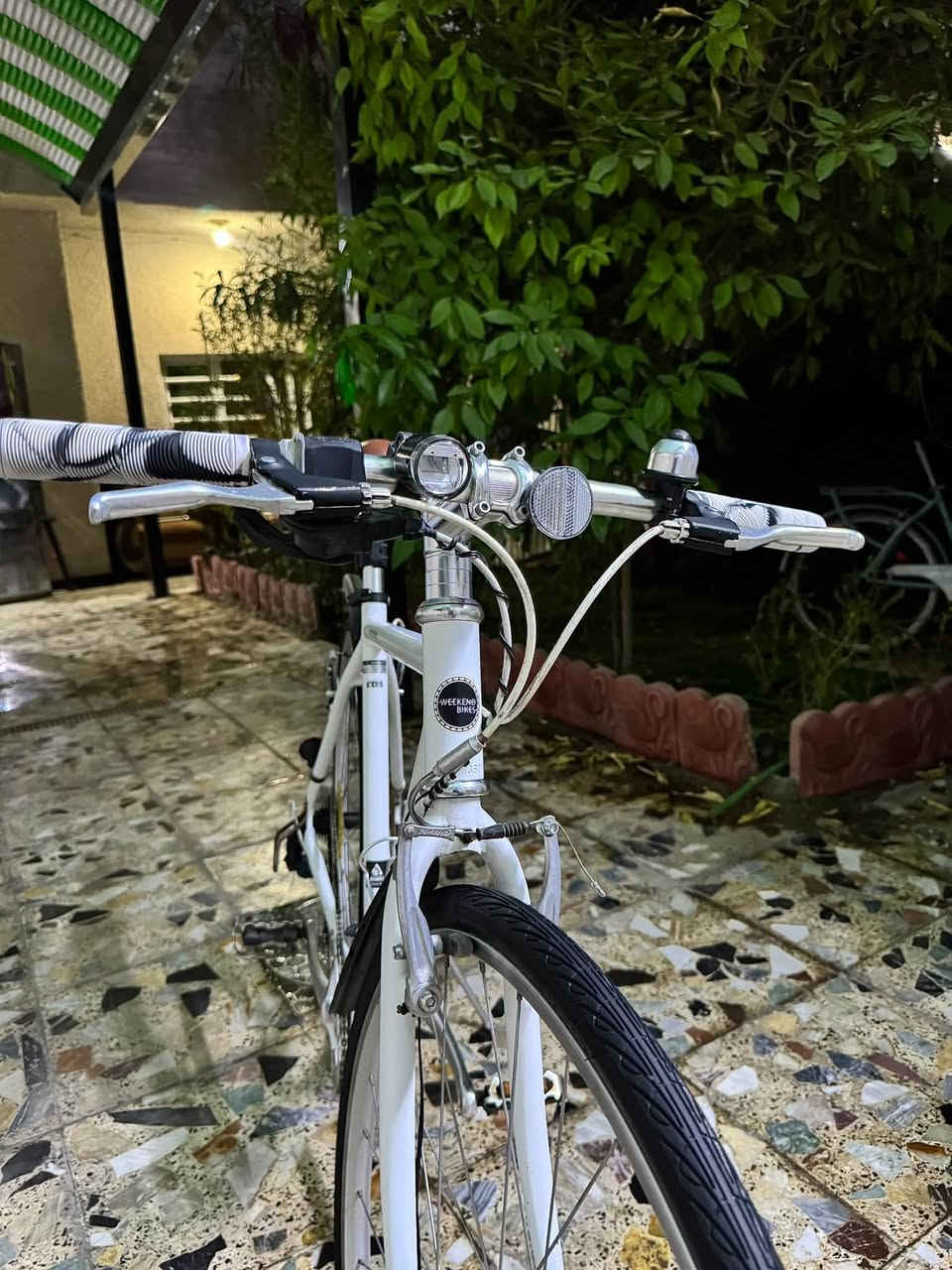 السلام عليكم بايسكل c700 نظافه٩٩٪؜💥وبسعر جداً مناسب🔥🔥فريم لارج 🚴🏻‍♂️🚴🏻‍♂️
‏WEEKEND BIKES - وهي ماركة يابانية مشهورة بدراجات المدينة الكلاسيكية
الرقم التسلسلي للشاصي الظاهر: 121B0360
المواصفات الكاملة:

1. الهيكل (Frame):
•  النوع: دراجة مدينة - City / Urban Bike - كلاسيك
•  المادة: ألمنيوم خفيف الوزن - خالي من الصدأ
•  اللون: أبيض لؤلؤي
•  التصميم: فريم كلاسيكي مستقيم مريح للظهر

2. نظام القيادة (Groupset):
•  عدد السرعات: 7 سرعات خلفية
•  ناقل الحركة الخلفي: Shimano Tourney ياباني أصلي
•  شفترات السرعة: Shimano Trigger شفترات ضغط أصابع

3. نظام الفرامل (Brakes):
•  النوع: فرامل V-Brake
•  الماركة: Tektro ألمنيوم أصلي - قوية جداً
•  مقابض الفرامل: ألمنيوم فضي

4. العجلات والإطارات (Wheels):
•  مقاس العجلة: 700C × 32 - مقاس 28 إنش - المقاس الأكثر انتشاراً والمريح
•  الطوق (الرنكات): ألمنيوم فضي خفيف
•  الهب الأمامي: دينمو هب - Dynamo Hub لتوليد الكهرباء للإنارة تلقائياً بدون بطاريات

5. الإضافات والاكسسوارات:
•  المقود: مستقيم - Flat Bar - مريح مع قبضات جديدة أبيض وأسود
•  الكرسي: كرسي عريض ومريح جلد لون بني فاتح - كلاسيكي مع سبرنكات لامتصاص الصدمات
•  عمود الكرسي: ألمنيوم مع قفل سريع لسهولة تعديل الارتفاع
•  إنارة أمامية: لايت LED يعمل على الدينمو + عاكس ضوئي

🟡 السعر ١٦٥ قفل 🔥🔥مكاني بغداد الأورفلي 

☎️رقمي ***********
