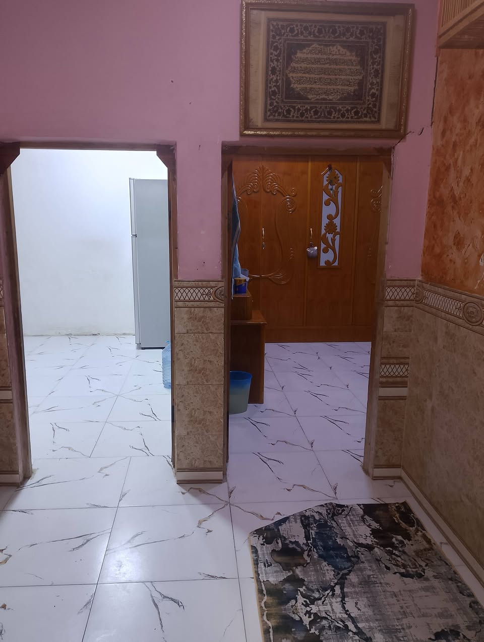 بيت تجاوز للبيع بدور الشرطة قرب جملاونات الزرك مساحه البيت 150متر متكون من قرفتين وصاله ومطبخ ودوانيه وحمامات سكف سندويج وسقف ثانوي ارضيه سراميك السعر 18 مكلف بنشر رقم أبو البيت ***********
