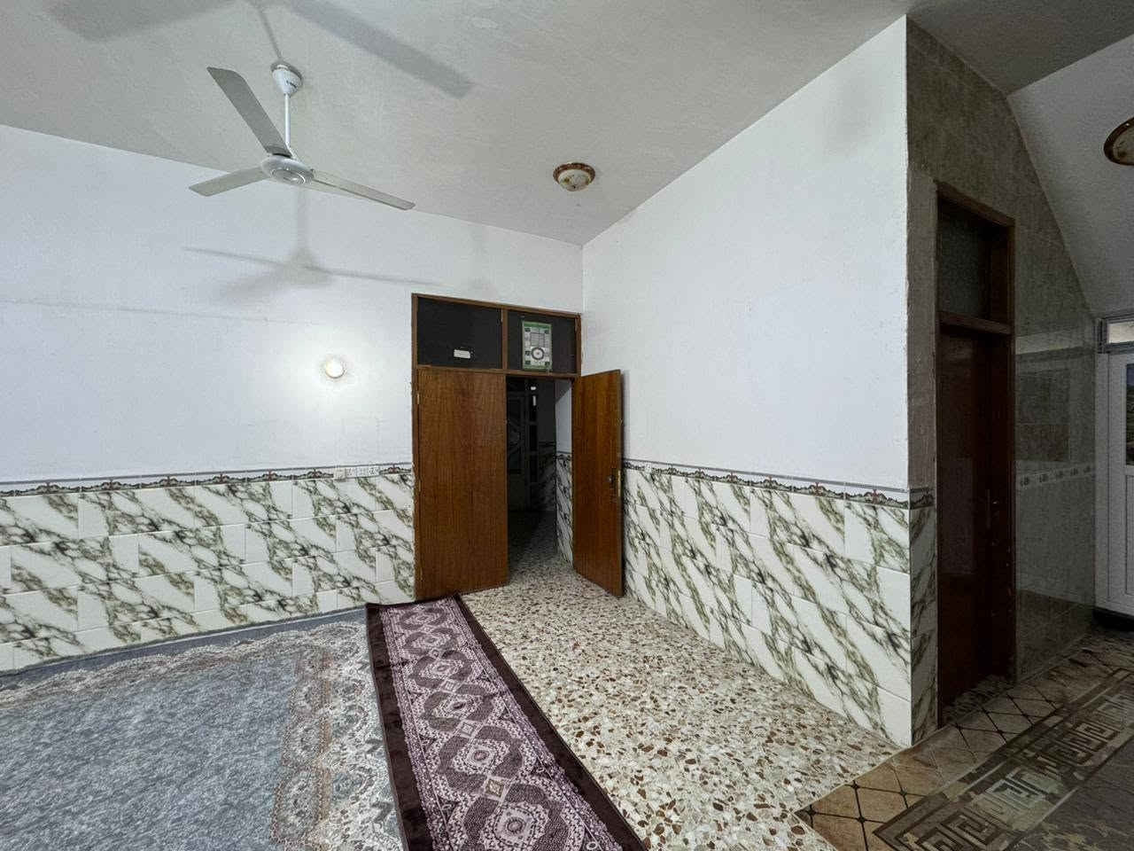 دار سكن للبيع تتكون من ٣غرف نوم٤×٦ واستقبال ٨×٤ وصاله ٦×٦ حمام عدد٢ مطبخ ٥×٤ مساحة البناء ٣٠٠م مع قطعه سكن خلف محطة وقود الشحيمية  الوجه على البزل  للإستفسار الاتصال على الرقم *********** او***********

