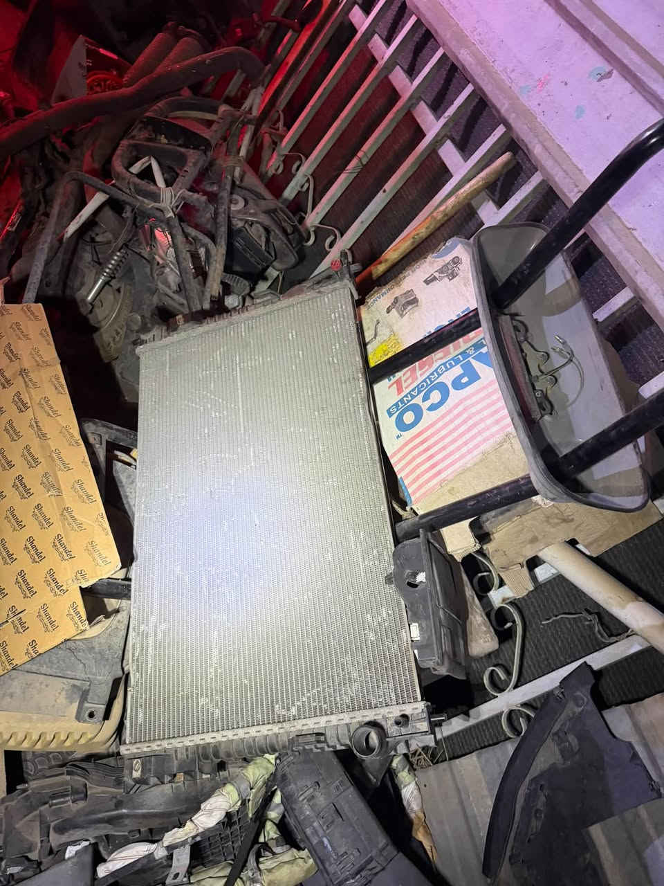 السلام عليكم عندي غراض جارجر اوباما تاهو وبيهن مال فورد للبيع
مرايات وسطيه 
فان تبريد 15 قطعه تقريبا
جاملغات
ثلاجتين وجويتر 
يدات ابواب
عقول 
قاعدات فيوزات العاديه واليم الباتري الخلفي
سلف 
بوردات تبريد
دكم مال جام
ايرباكات برده
ايرباكات دركة تاهو وجارجر وفورد
راديتر اعتقد مال جارجر
شاشات صغار
قبق بانزين
هواي هواي اكو غراض وكلهن جدد مال تفصيخ 
اليريد يجي يطلع بيده اكو تل مال غراض بعد 
اي استفسار هذا رقمي ***********
