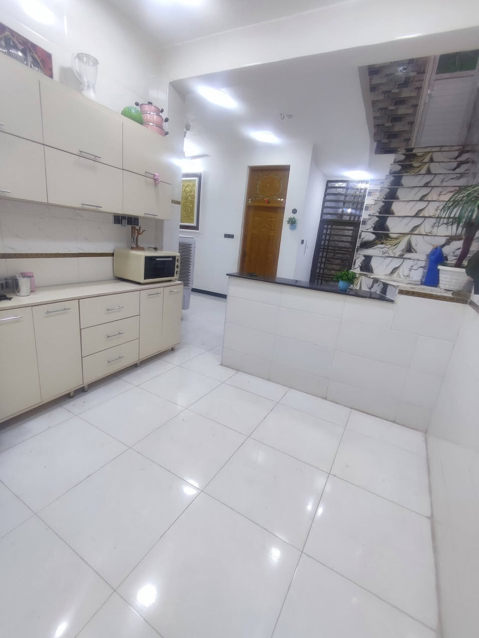 للبيع مساحه 120 متر طابو زراعي سند 25 طابقين ثلاث غرف نوم مطبخ وهول واستقبال مجمع صحيات عدد 2 خلف محطه اضواء الحله شارع 80 كربلاء يرهم مراوس ***********
