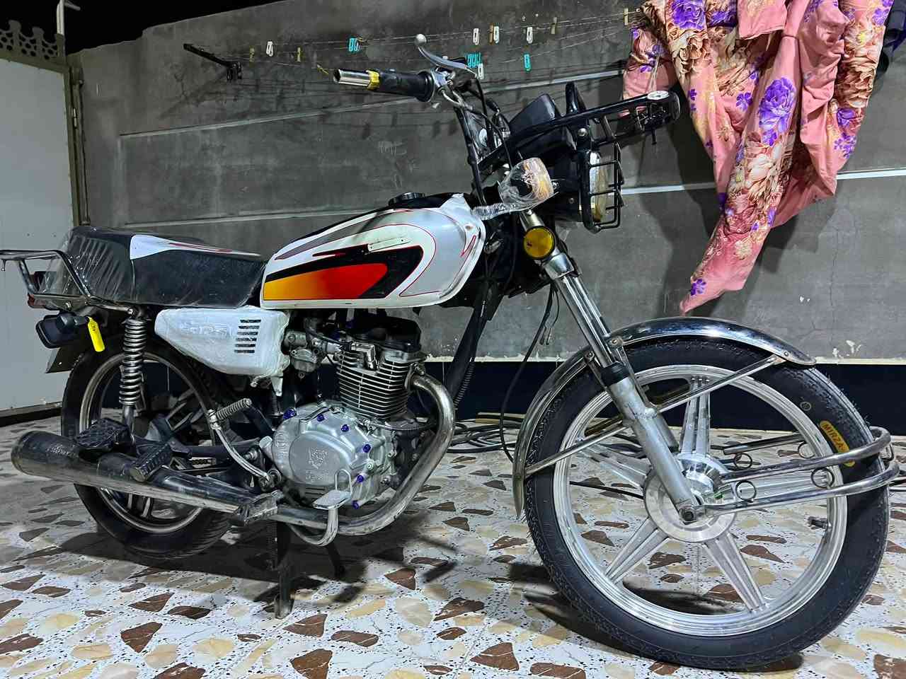 السلام عليكم
دراجه للبيع أربعه گير 
السعر 400  وبيه  مجال 
مكان الرمادي الملعب قرب جامع حجي دهر 

***********
