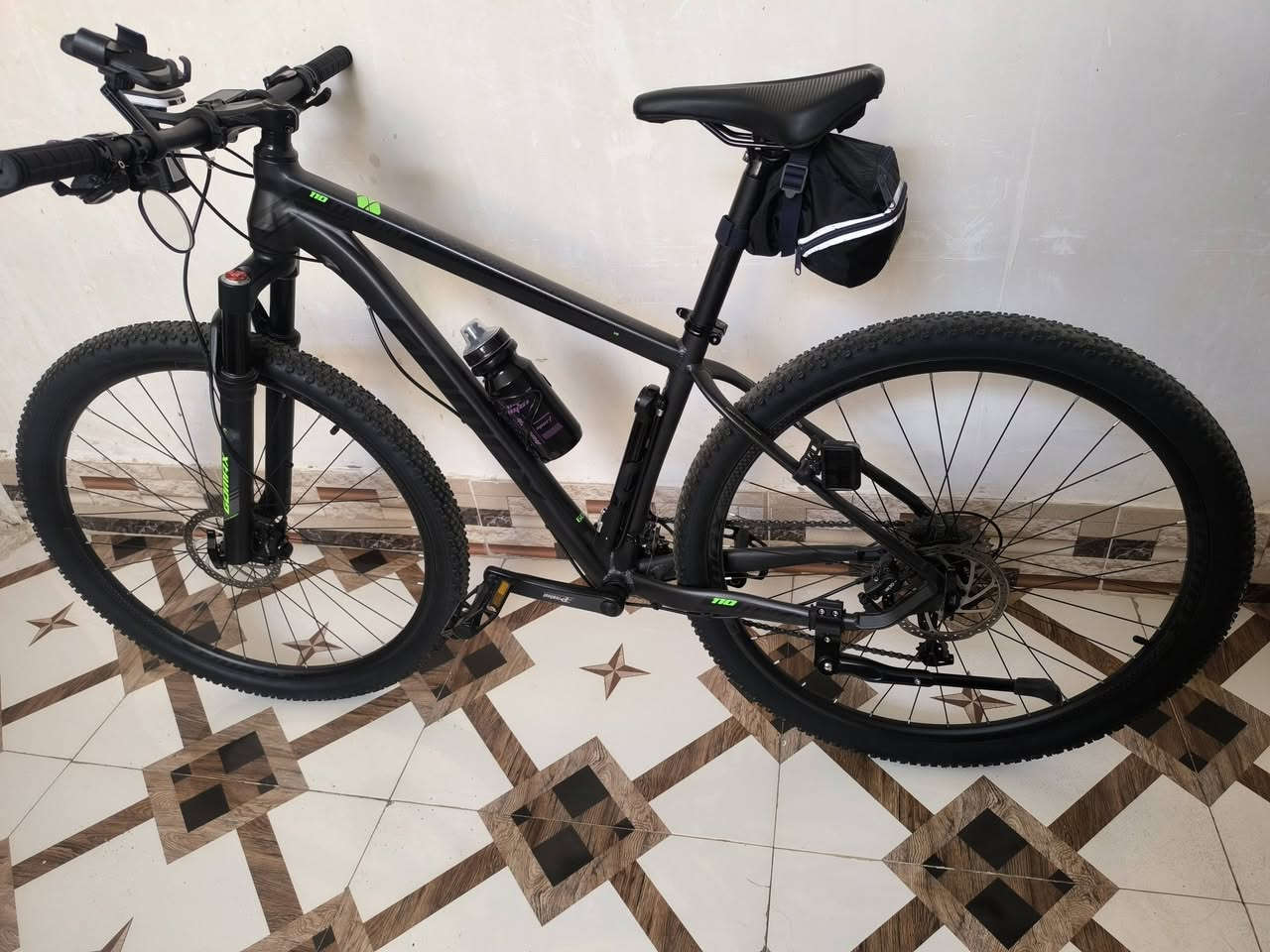 دراجة هوائية (بايسكل bicycle)
حجم 29
مقر الشركة الموزعة للمنتج (ماليزيا)
المعدن المنيوم
وايرات مبدلات السرعات دفن داخل الهيكل
الدبل (ممتص الصدمات) نظام غاز (ضغط هواء)
مبدلات سرعات مزودة بشاشة رقمية
سرعات امامية عدد 2
سرعات خلفية عدد 9
سستم السرعات من ماركة micro tech

زودت هذه الدراجة بعدد كبير من احجام gearbox لضمان سهولة التنقل واكتساب السرعة في الشوارع المنبسطة وصعود المرتفعات (الجسور) بسهولة وسلالسة تامة

المكابح (البريكات) نظام ضغط بزيت الهايدروليك (دهن) ماركة micro tech لضمان الوقوف السريع للدراجة بضغطة يدوية خفيفة جدا

ويالة المنيوم مصنوعة بتصميم مجسر (طبقتين) لتحمل الاوزان العالية والمطبات والطرق الترابية الوعرة

اطارات (تاير) حجم 29 من شركة DURO صنعت من مواد المطاط المقاوم لدرجات الحرارة العالية ودراجه المنيوم  والي يريده هوه وغراضه 450 بدون غراض 300 للتواصل عل رقم ***********او مراسله عل ماسنجر متواجد عل انترنتيو
